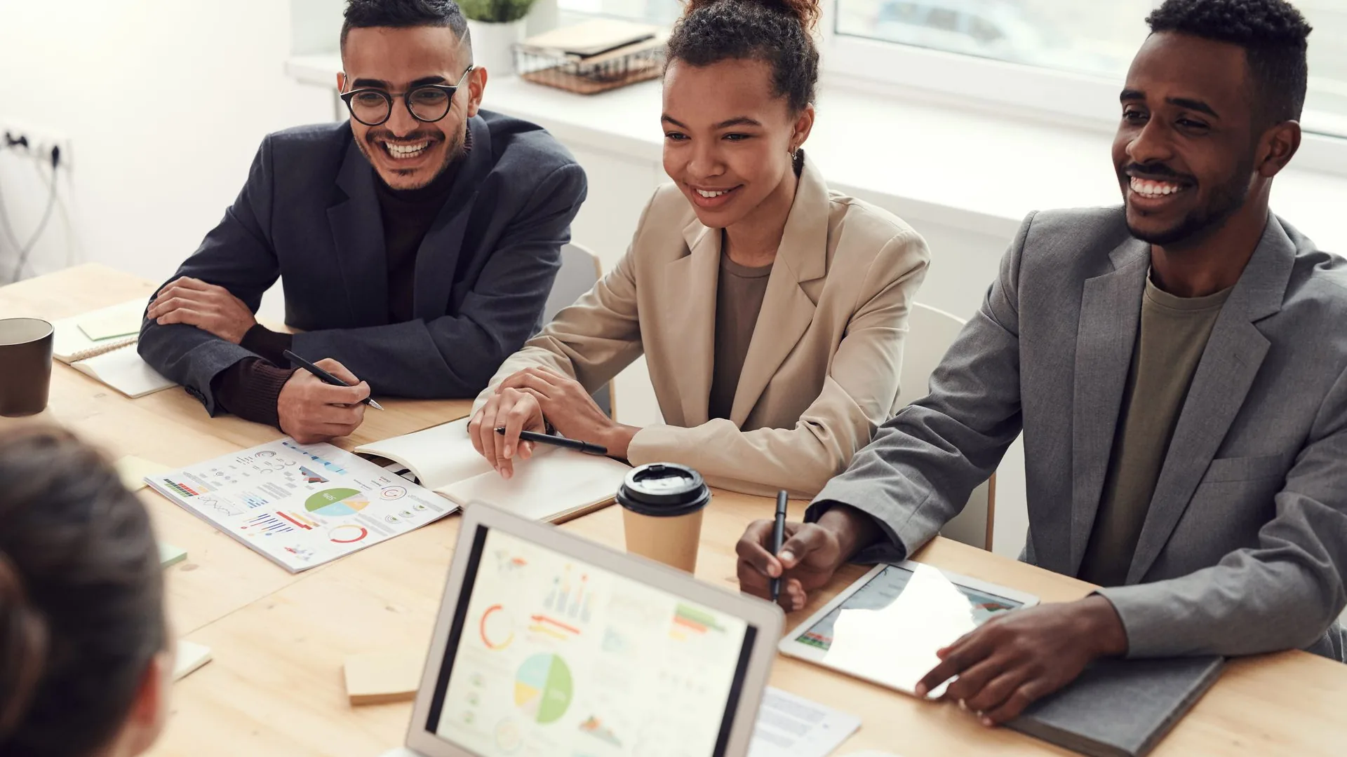 Réunion de travail entre un consultant en conseil RH et organisation, une direction et des responsables RH