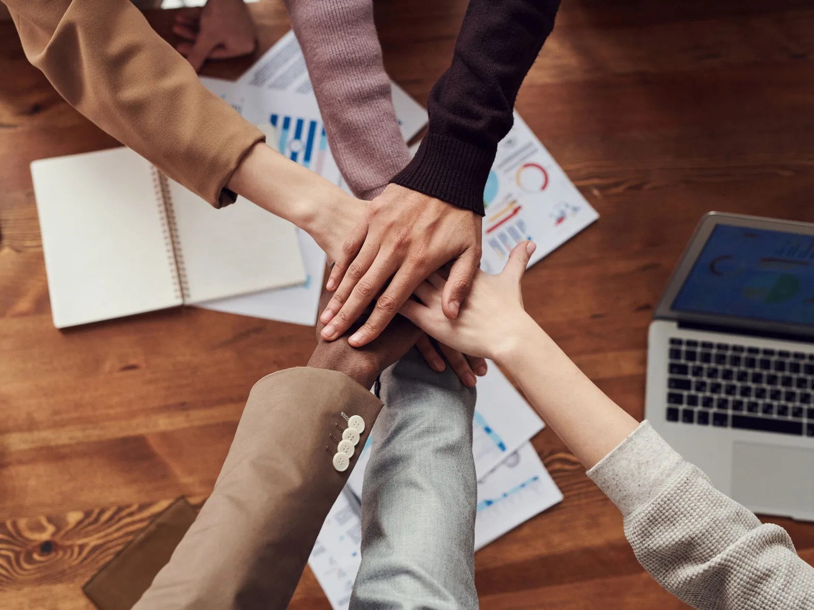 Consultants et responsables RH réunis autour d'un plan de travail lors d'une mission de conseil