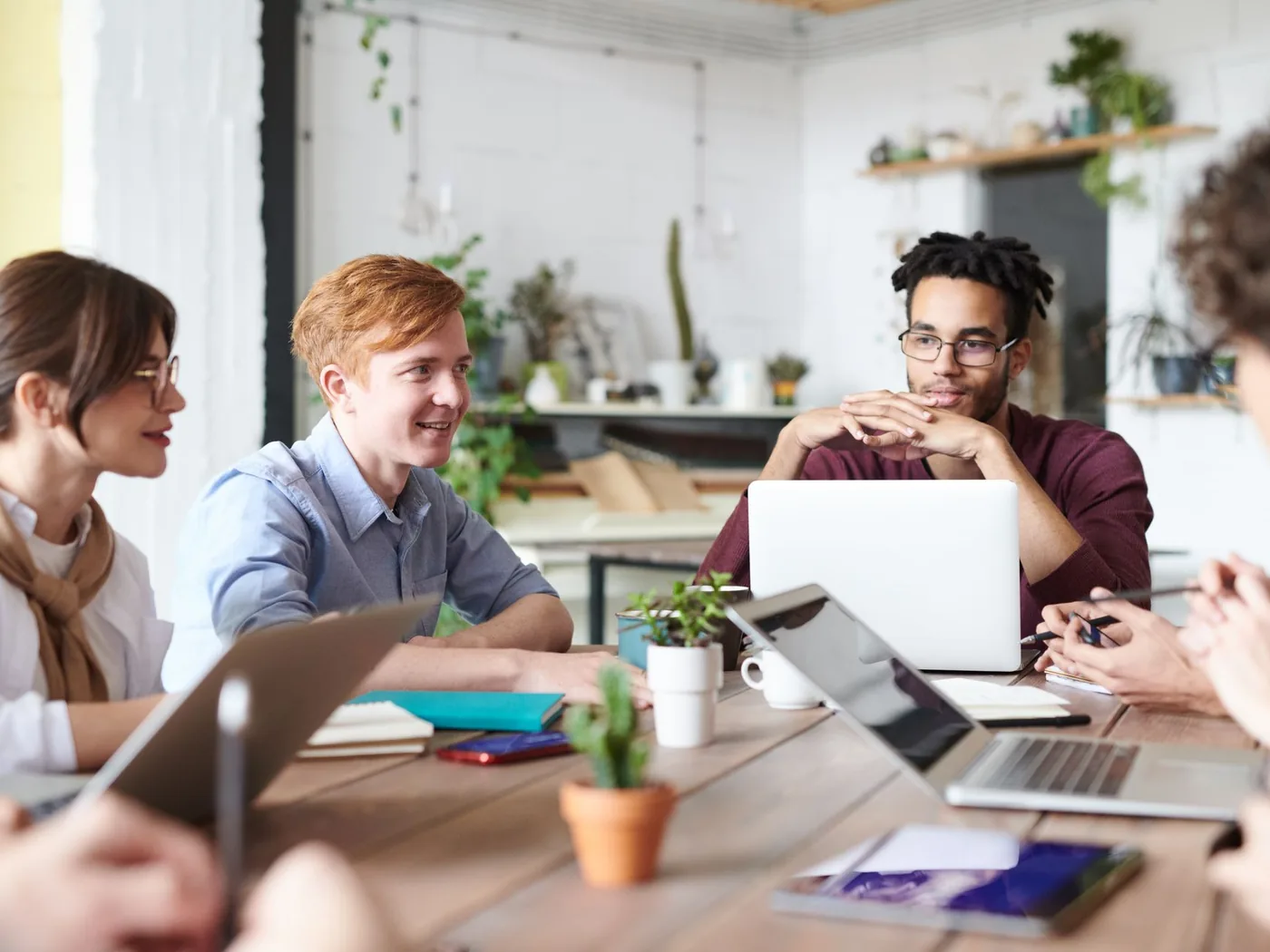 Consultant en conseil RH animant une réunion de travail avec une direction et sa fonction RH
